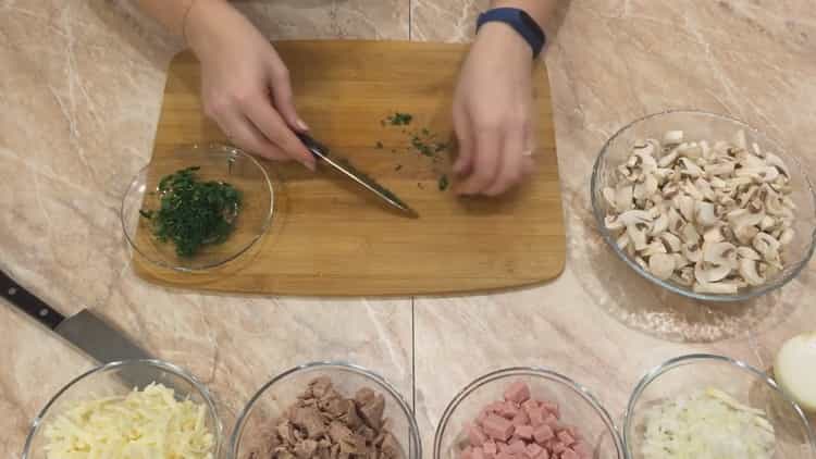 Per cucinare la julienne in tortine, tagliare le verdure