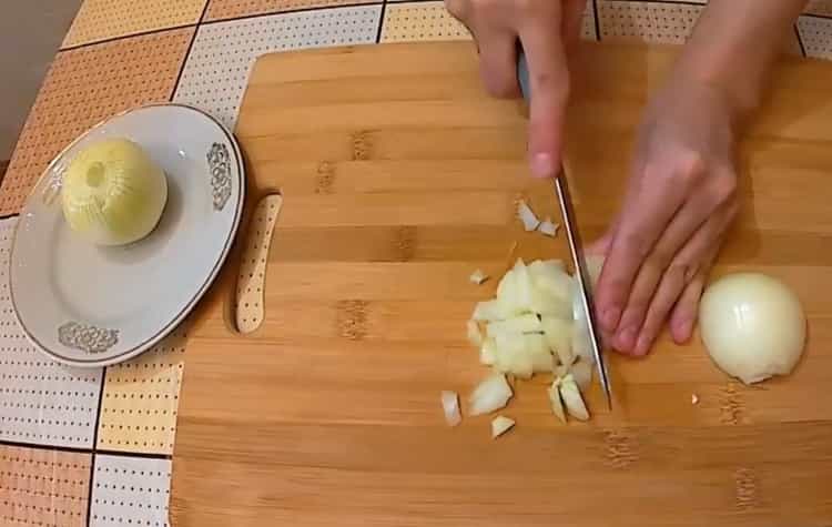 Upang makagawa ng julienne, i-chop ang sibuyas