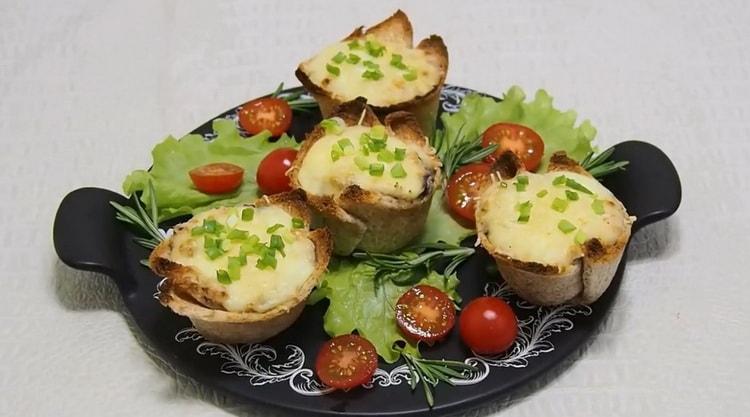 Julienne con pollo e funghi in tartellette secondo una ricetta passo dopo passo con foto