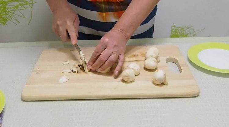 Per preparare la julienne, tagliare i funghi