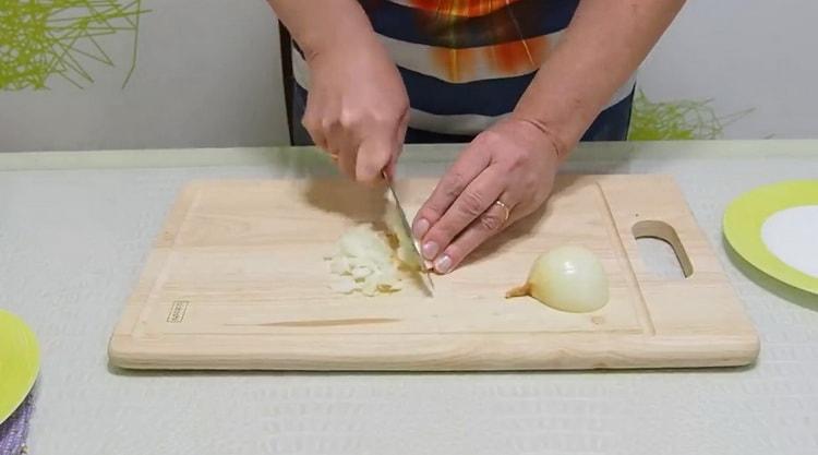 Per preparare la julienne, tagliare la cipolla