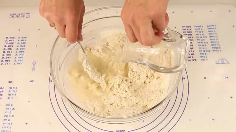 Aggiungi acqua bollente per preparare l'impasto.