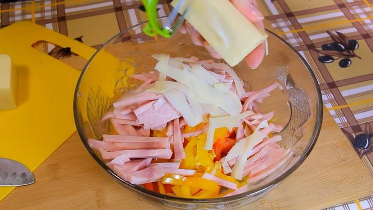 Grattugiate il formaggio per fare un'insalata di pasta