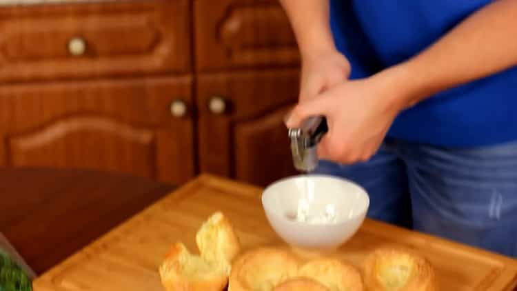 Per preparare il budino, prepara l'aglio