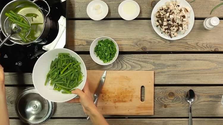 Per preparare il piatto, rimuovere i fagioli