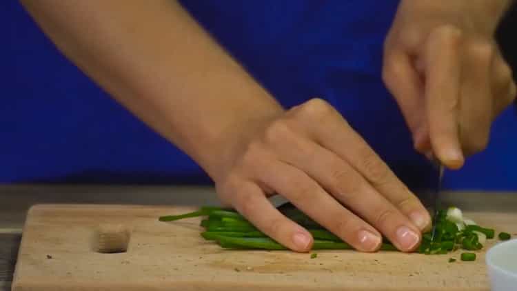 Per cucinare, tritare la cipolla