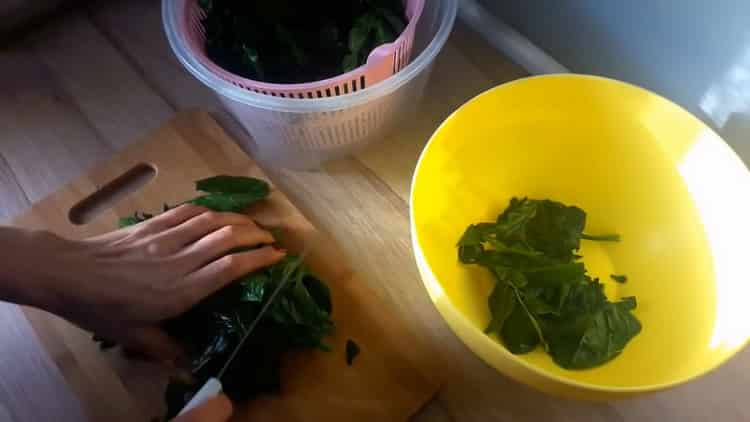 Prepara gli ingredienti per cucinare.