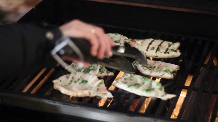 Per preparare i calamari, friggi gli ingredienti