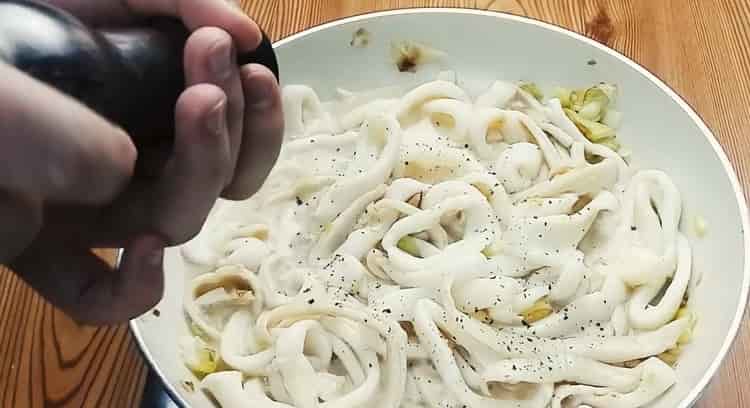 Aggiungi le spezie per preparare i calamari