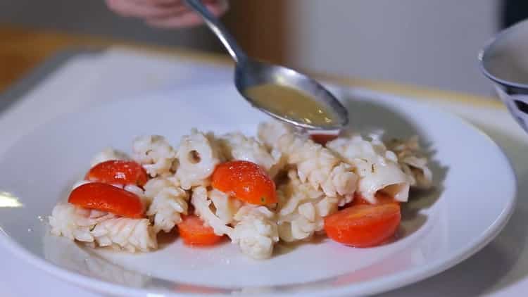 Per cucinare, versare i pomodori con la salsa