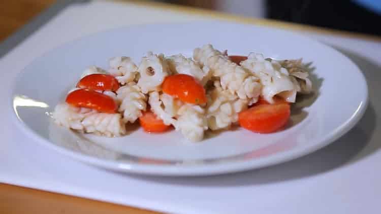 Per preparare il piatto, metti gli ingredienti in una padella