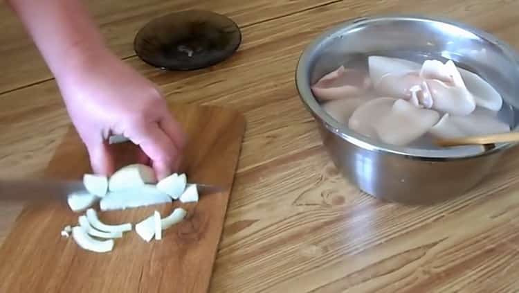 Prepara gli ingredienti per cucinare.