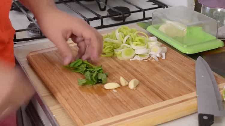 Per cucinare, tritare gli ingredienti