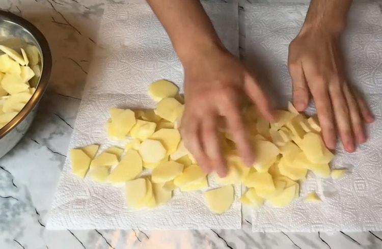 Per cucinare, tritare le patate