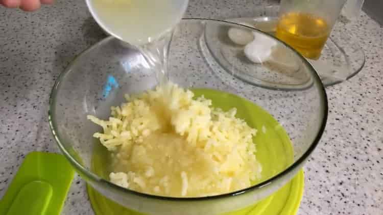  unire gli ingredienti per l'impasto di patate