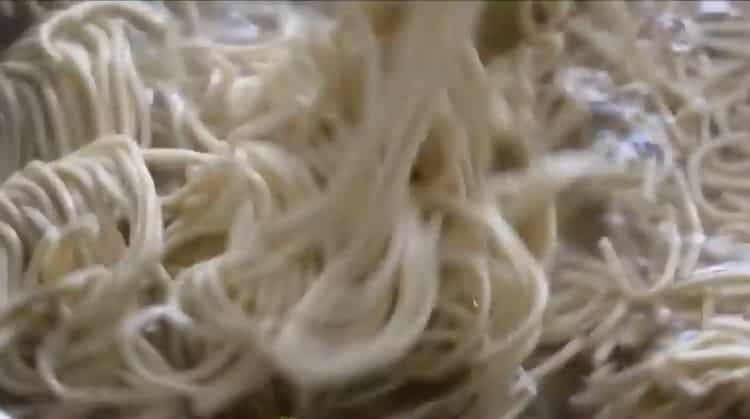 Per cucinare le tagliatelle, lessare la pasta