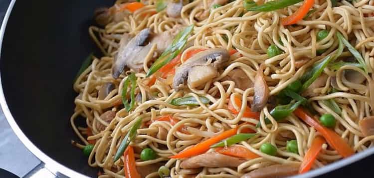 Tagliatelle cinesi con la ricetta graduale delle verdure e del pollo con la foto