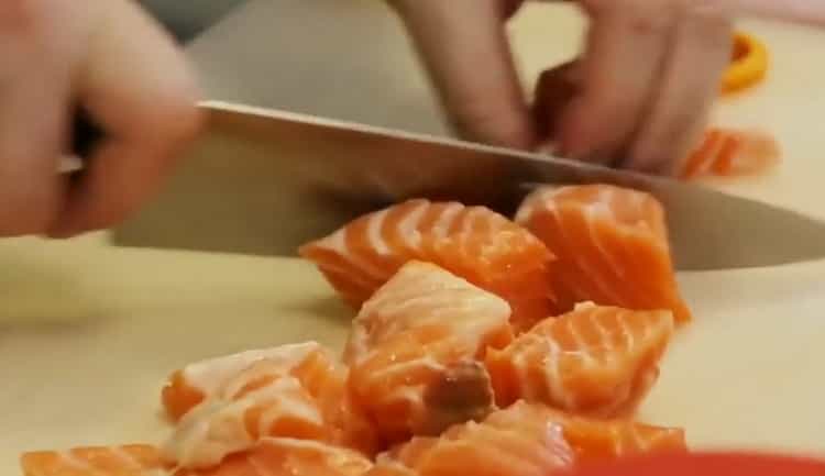 Per cucinare, tritare il pesce