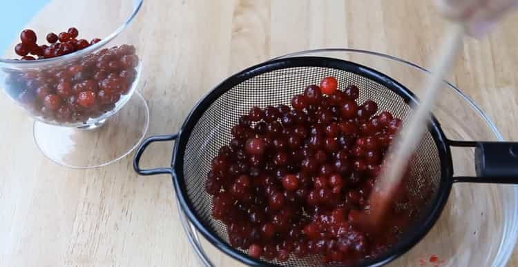 Preparare gli ingredienti per la mousse di mirtilli rossi