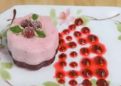 Deliziosa mousse di mirtilli rossi sul tavolo festivo 🍮