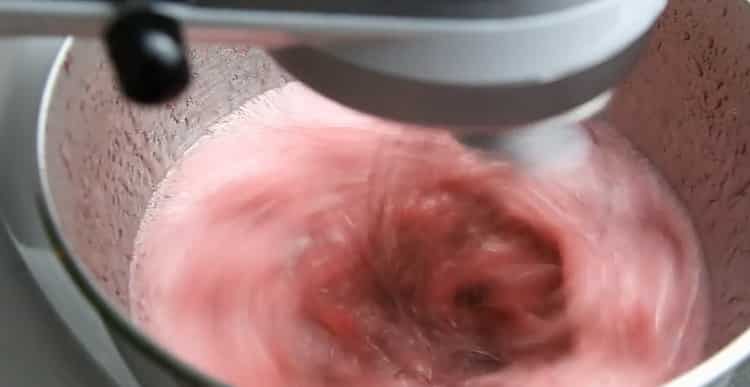 Unisci gli ingredienti per preparare la mousse di mirtilli rossi.