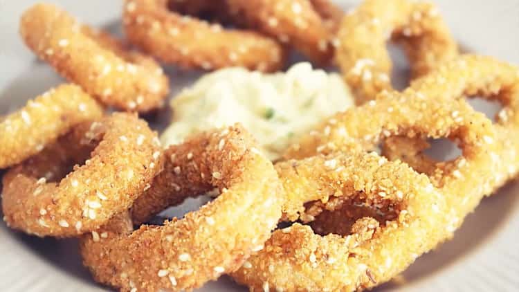 Anelli di calamari in pastella con salsa di panna acida - una deliziosa ricetta di snack in 10 minuti