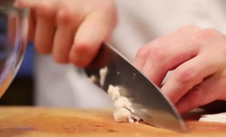 Per fare le cotolette, tagliare il grasso