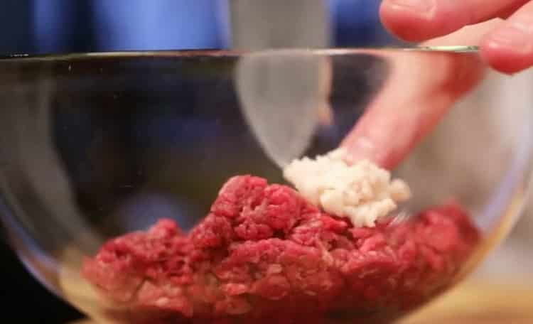 Per preparare le polpette, preparare la carne macinata