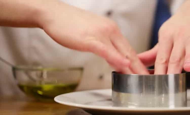 Per preparare le cotolette, prepara l'anello