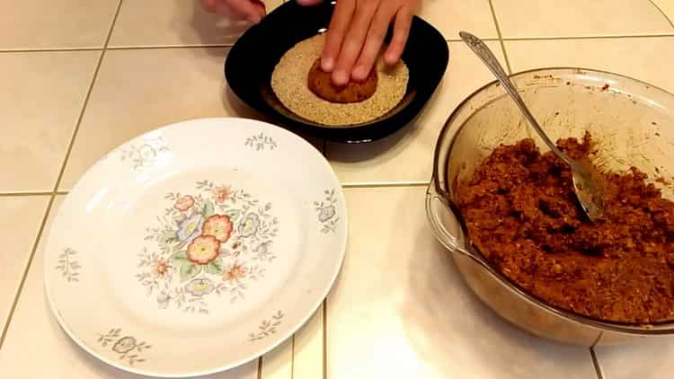 Per fare le cotolette, preparare un'impanatura