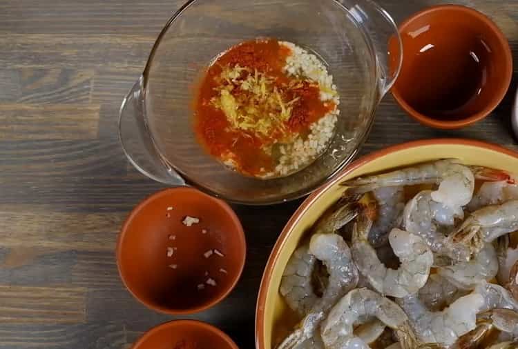 Per preparare i gamberi in forno, preparare gli ingredienti