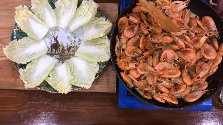 Gambero fritto in salsa di soia con aglio secondo una ricetta graduale con la foto