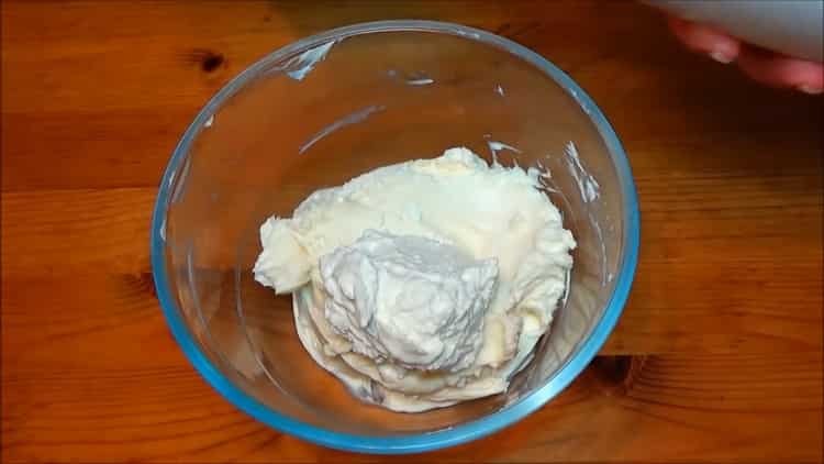 Mescola gli ingredienti per fare la crema.