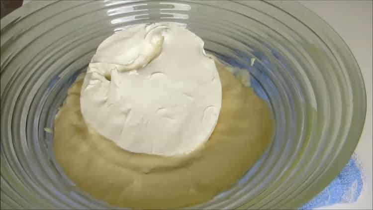 Mescola gli ingredienti per fare la crema.