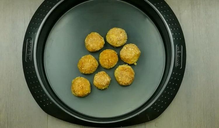 per preparare le polpette, preparare una teglia