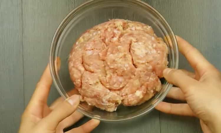 Cucinare le polpette di pollo in salsa di panna acida