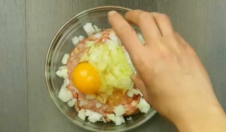 per la preparazione di polpette, preparare gli ingredienti