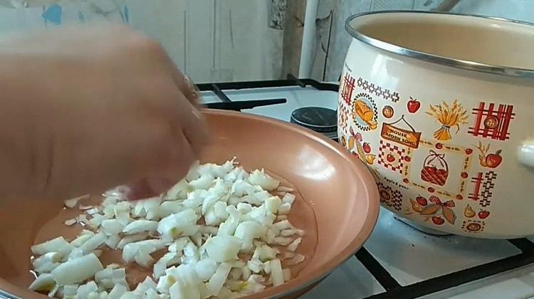 Friggi la cipolla per preparare la zuppa di spaghetti