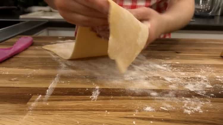 Per preparare le lasagne, arrotolare i fogli