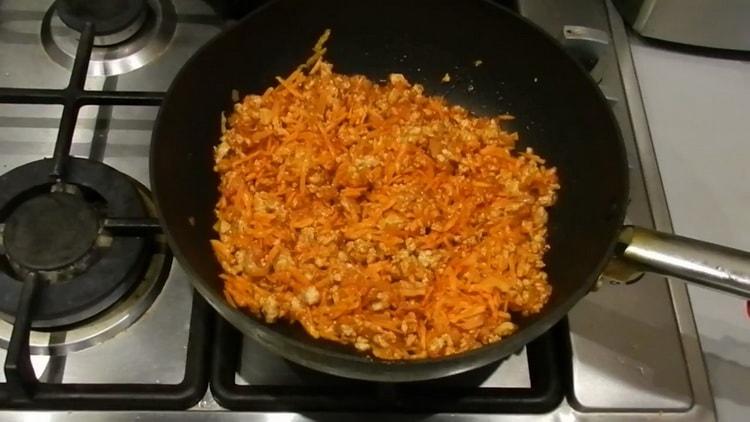 Per preparare le lasagne, aggiungi il concentrato di pomodoro