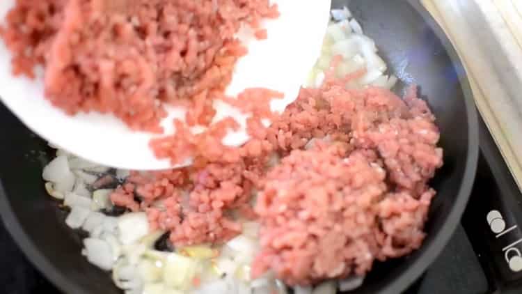 Upang makagawa ng lasagna, sauté minced meat