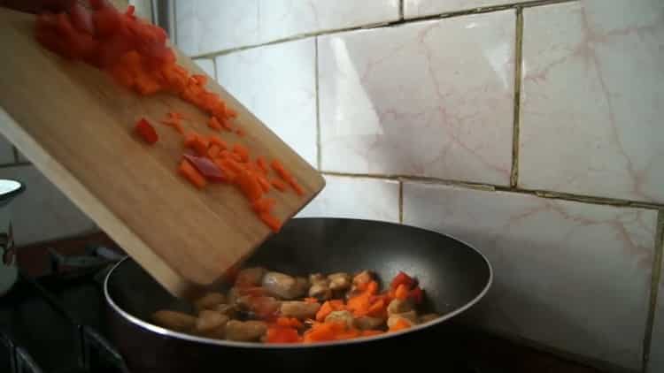 Per preparare noodles udon, friggere le verdure