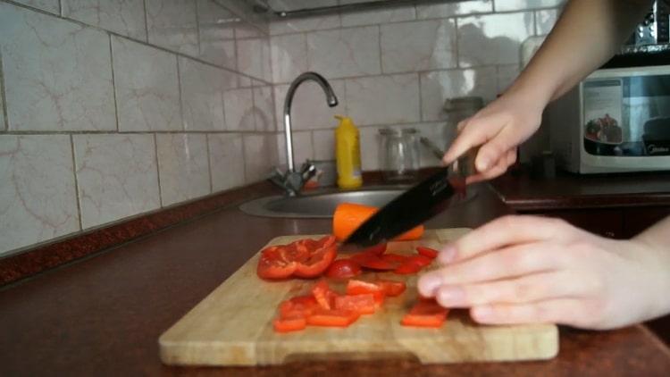 Per preparare i noodles udon, trita il pepe