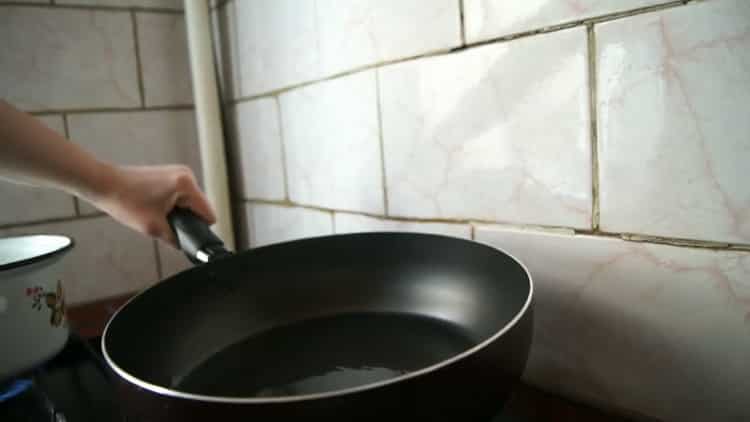 Per preparare i noodles udon, prepara una padella