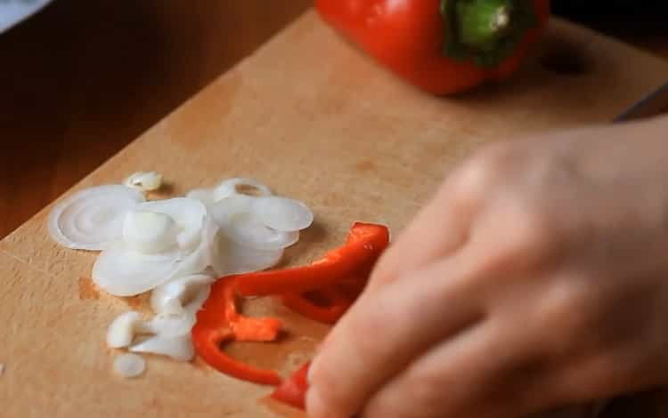 Trita le verdure per preparare le tagliatelle di fruncheza