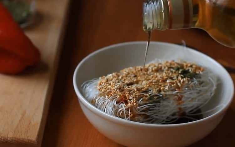 Aggiungi l'olio di sesamo per preparare le tagliatelle di fruncheza