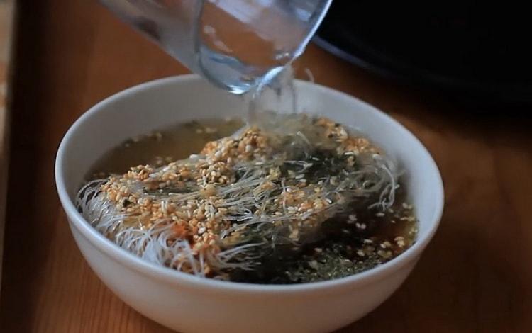 Per preparare gli spaghetti fruncheza, aggiungi acqua