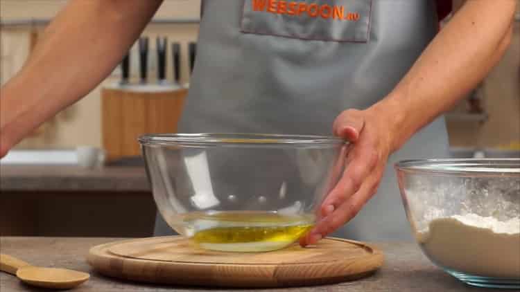 Mescolare gli ingredienti per fare l'impasto.