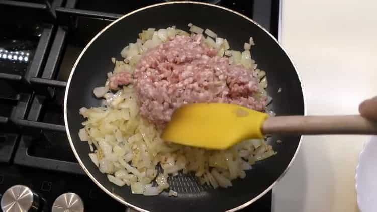 Per preparare le lasagne, friggi gli ingredienti