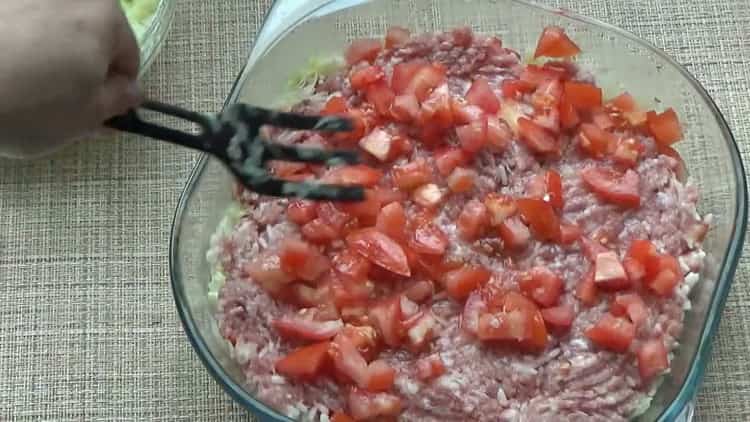 Per preparare involtini di cavolo pigri, stendi uno strato di pomodoro